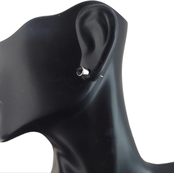 E480 Minimalist Black Crystal Stud Earrings - Picture 15 of 16